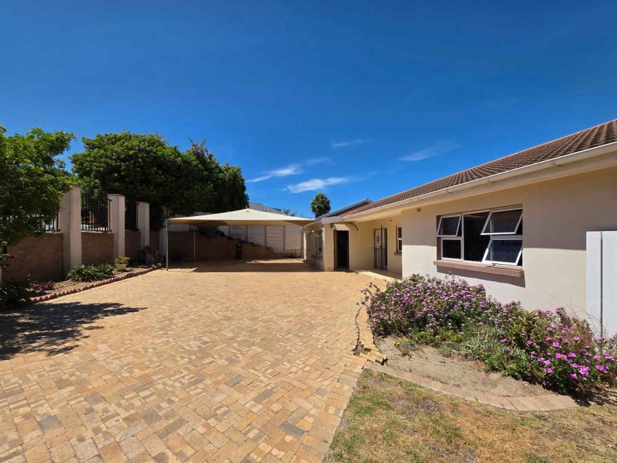 5 Bedroom Property for Sale in Plattekloof Western Cape